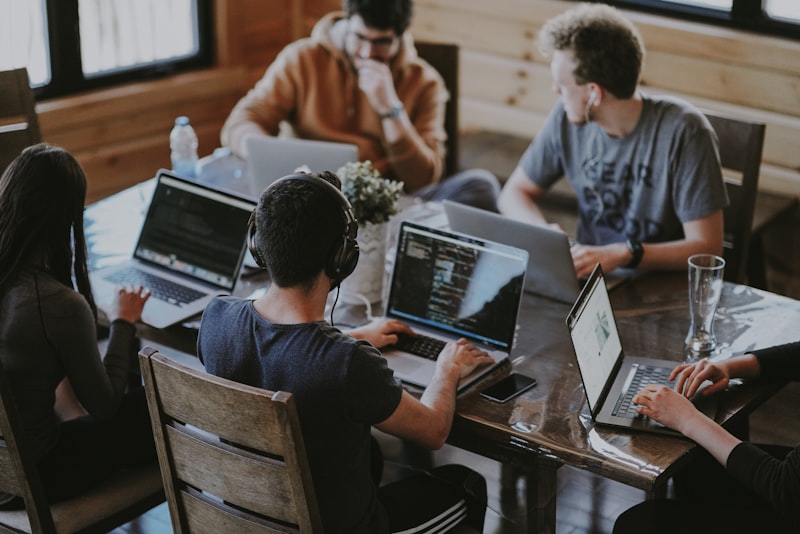 Conseillère technique guidant un client senior